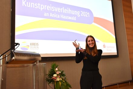 Anica Hauswald mit ihrem Preis