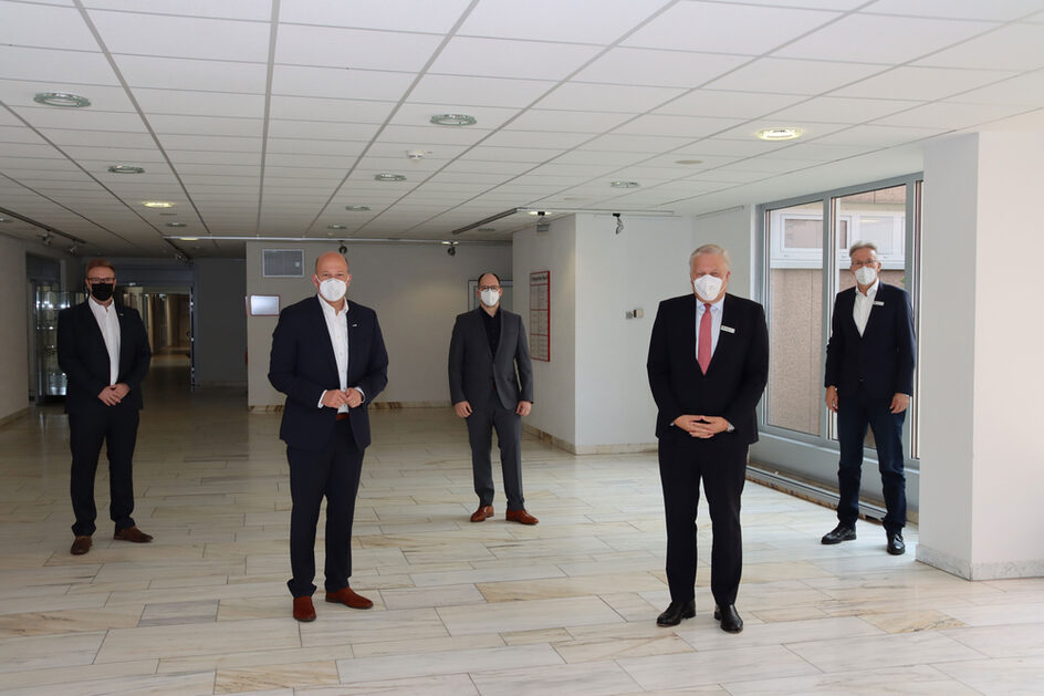 Landrat Wolfgang Spelthahn (vorne rechts) traf seinen Amtskollegen aus dem Rhein-Erft-Kreis, Frank Rock (vorne links), im Beisein von Jens Bröker, Leiter der Stabsstelle Innovation und Wandel Kreis Düren, sowie Thorsten Herzog und Moritz Pelzer (von rechts / Rhein-Erft-Kreis).