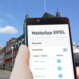 Smartphone mit der geöffneten MeldeApp Eifel darauf