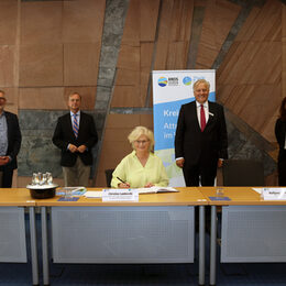 Bundesfamilienministerin Christine Lambrecht trug sich im Beisein von Landrat Wolfgang Spelthahn (2. v. r.), Elke Ricken-Melchert (Kreis Düren) und den beiden Bundestagsabgeordneten Thomas Rachel und Dietmar Nietan (v. r.) ins Goldene Buch des Kreises Düren ein.