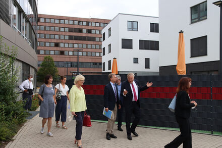 Die Bundesfamilienministerin und Landrat Wolfgang Spelthahn gehen mit den anderen Besuchern aus dem Kreishaus.