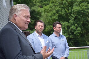 Landrat Wolfgang Spelthahn im Gespräch mit Patrick Doll und Julian Teubler vom Freizeitbad monte mare