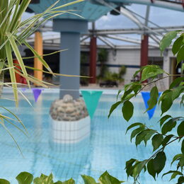 Blick auf das Wasser im Freizeitbad monte mare