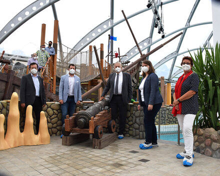 Eine Gruppe von Menschen steht im Freizeitbad monte mare