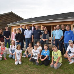 Vertreter und Kinder vor der Blockhütte in Növenich