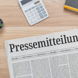 Zeitung mit der Headline Pressemitteilung