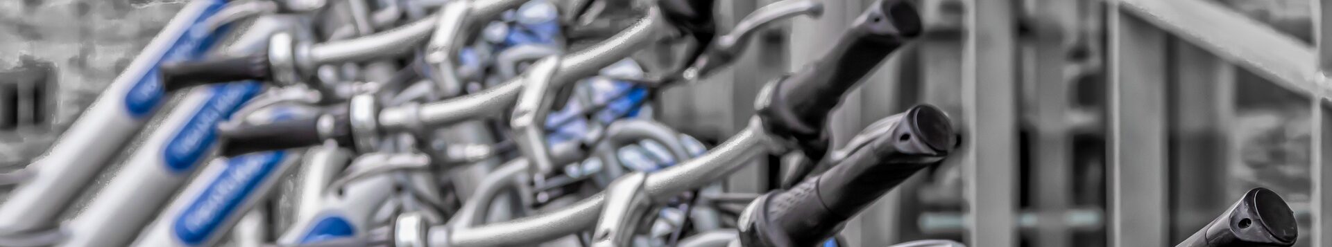 Viele Fahrradlenker nebeneinander