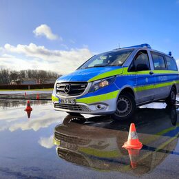 Ein Polizeiwagen steht auf einem Fahrsicherheitstrainingsgelände.