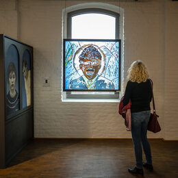 Besucherin im Glasmalereimuseum