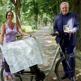 Eine Frau und ein Mann präsentieren die Radfahrkarte