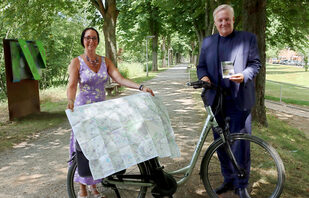 Ein Mann und eine Frau präsentieren die Radfahrkarte