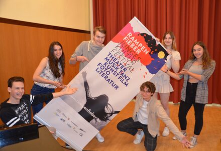 Mitwirkende Jugendliche stellen das Junge Kulturfestival Rampenfieber vor: (v.l.n.r.) Quintus Brinkmann, Kyra Schumann, Patrick Jensen, Kai Neuss, Jasmin Schröder, Marie Candan.