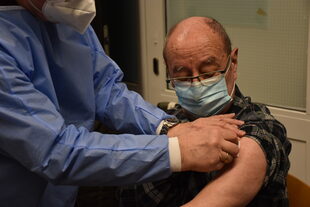 Der 84-Jährige Johann Trübisch bei der Impfung.