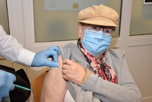 Die 84-Jährige Katharina Trübisch bei der Impfung.