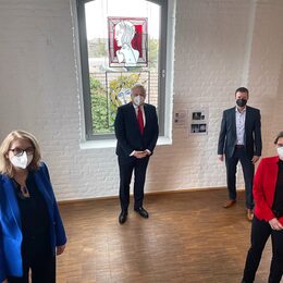 Vier Personen im Glasmalerei Museuem