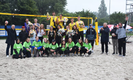 Gemeinsam mit den Sponsoren und Landrat Wolfgang Spelthahn (3.v.r.) feierten die Siegerteams ihren Erfolg.