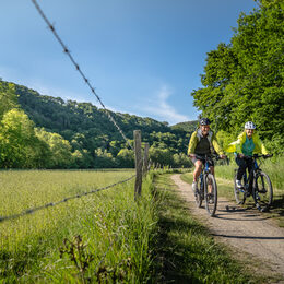 Fahrradfahrer auf dem Rurufer-Radweg