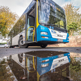 Ein Rurtalbus vor einer Pfütze