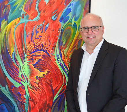 Bürgermeister Jochen Weiler neben einem Kunstwerk