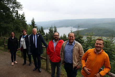 Genießen die schöne Aussicht: Landrat Wolfgang Spelthahn (3. v. l.) mit Nideggens Bürgermeister Marco Schmunkamp, Tobias Bongartz (Pension Haus Diefenbach), René Wissgott (Rureifel Tourismus), Gudrun Zentis (Grünen-Kreistagsmitglied) und Anne Schüssler (Kreis Düren / von links).