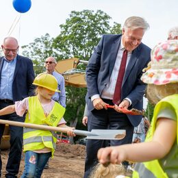 Landrat Wolfgang Spelthahn mit den Kindern beim Spatenstich