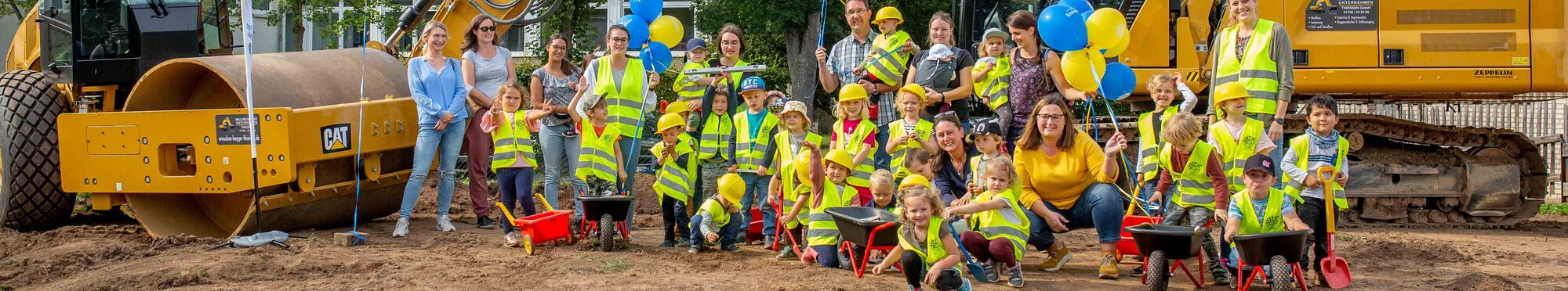 Kindergruppe beim Spatenstich