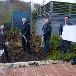 Patrick Doll, Geschäftsführer monte mare Betriebs GmbH, Landrat Wolfgang Spelthahn, Hans-Joachim Deutz von der Beteiligungsgesellschaft Kreis Düren mbH sowie Julian Teubler, Betriebsleiter monte mare Kreuzau, und Sven Drewlo, Geschäftsführer soluto plan GmbH, freuen sich auf das Bauprojekt (v.l.).