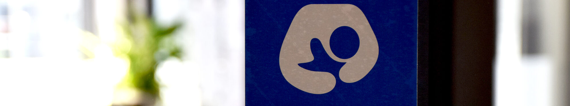 Zwei Aufkleber auf einer Glastür