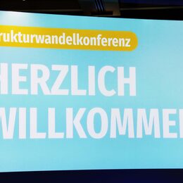 Herzlich willkommen - eine Präsentationsfolie der Strukturwandelkonferenz