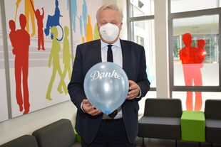 Landrat Wolfgang Spelthahn mit einem Luftballon und der Aufschrift "Danke"