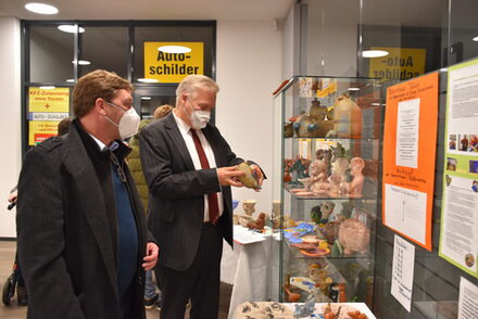 Landrat Spelthahn und Bürgermeister Fuchs begutachten die Kunstwerke.