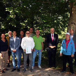 Landrat Wolfgang Spelthahn (3. v. r.) mit der Üdinger Gruppe, die die Aktion "Klima-Wald Kreis Düren" unterstützt und sich mit 500 Bäumen beteiligen möchte.