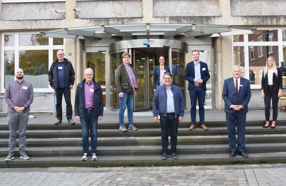 Die Jury und der Landrat vor dem Kreishaus