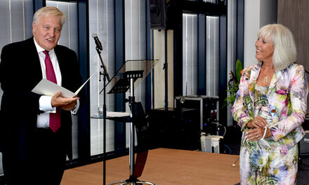 Landrat Wolfgang Spelthahn (links) verabschiedet die langjährige Sozialamtsleiterin Maria Kaptain (rechts).