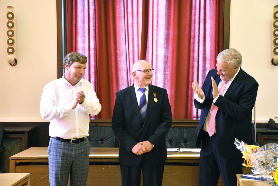 Friedhelm Augustin (in der Mitte) freut sich über die Auszeichnung mit Landrat Wolfgang Spelthahn (rechts) und Jülichs Bürgermeister Axel Fuchs.