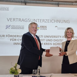 Landrat Wolfgang Spelthan mit der Rektorin Prof. Dr. Anne Dreier bei der Vertragsunterzeichnung.