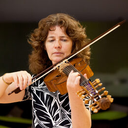Gertrud Schmidt spielt die Viola d'amore