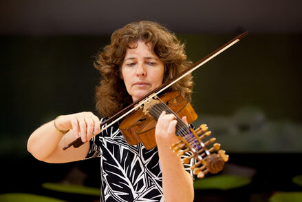 Gertrud Schmidt spielt die Viola d'amore.