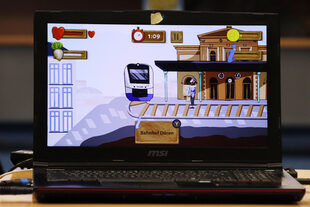 Ein Laptop, auf dem das Spiel gezeigt wird