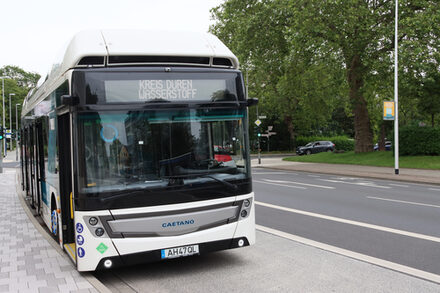 Ein Bus auf einer Straße in Düren