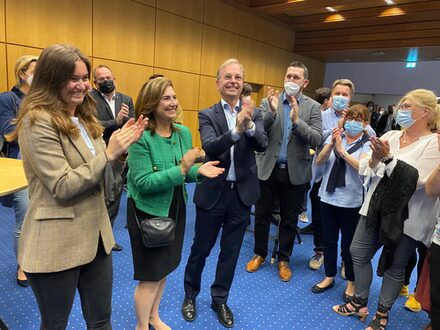 Thomas Rachel (CDU) freut sich umgeben von Familie über den Wahlsieg