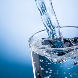 Wasser wird in ein Trinkwasserglas gefüllt