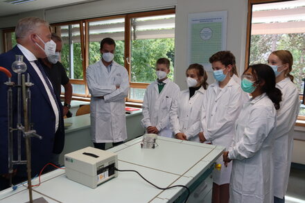 Landrat Wolfgang Spelthahn mit den Schülerinnen und Schülern im Labor