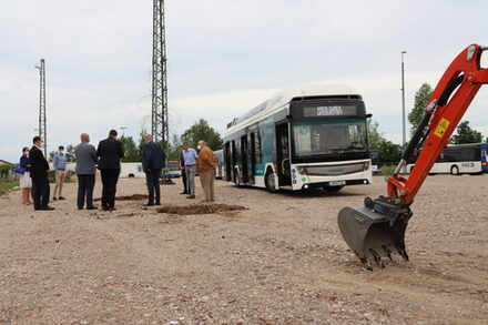 Blick auf den Nordbahnhof: Zu sehen ist eine Gruppe von Menschen vor dem Wasserstoffbus.