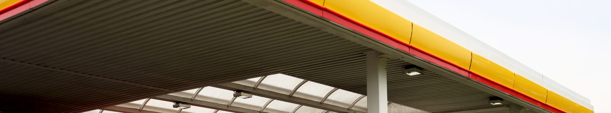 Blick auf die Shell-Tankstelle Im Großen Tal. Zu sehen ist der dort parkende Wasserstoff-Bus.