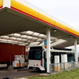 Blick auf die Shell-Tankstelle Im Großen Tal. Zu sehen ist der dort parkende Wasserstoff-Bus.
