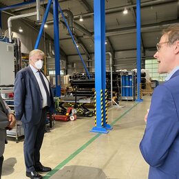 Landrat Wolfgang Spelthahn verschafft sich bei der Firma NPROXX einen Überblick über die Produktion und steht in einer der Produktionshallen.