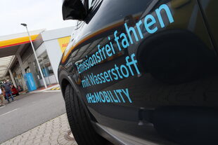 Ein wasserstoff-Auto vor der Shell Tankstelle