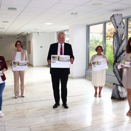 Stellen das Programm zum Welt-Alzheimertag vor: (v.l.): Anja Kaldenbach, Ulrike Breuer, Landrat Wolfgang Spelthahn, Monika Sandjon und Amtsleiterin Elke Ricken-Melchert. Foto: Kreis Düren.