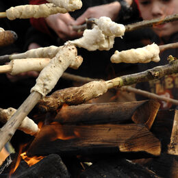 Stockbrot am Lagerfeuer